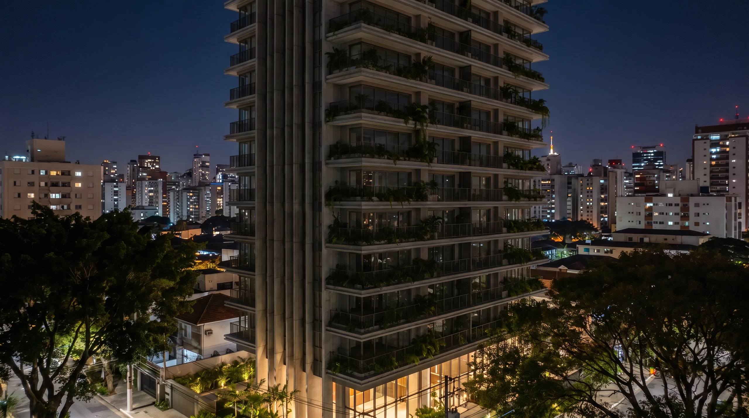 Fachada do empreendimento à noite, ainda apagada
